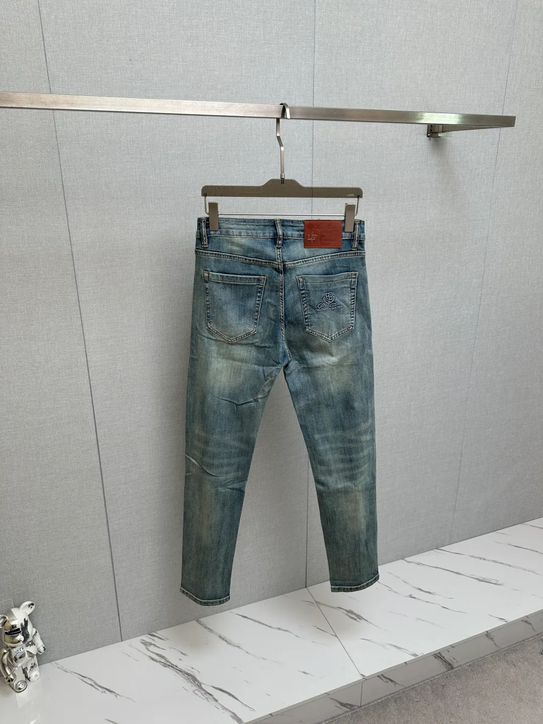 Available at the official website counter at the same time, the Original is a very stylish pair of jeans, with customized original washed denim fabric, unique design, top-notch printing technology letter pattern logo, original hardware accessories decoration, an extremely outstanding pair of jeans, the materials and craftsmanship are extremely luxurious and exquisite, extremely high-grade, handsome and stylish upper body, recommended 👍, Sizes: 29-38